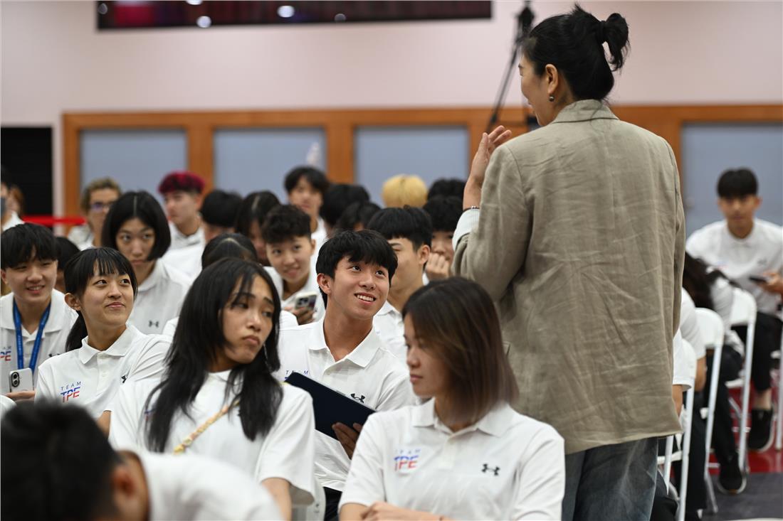 陳怡安與學弟妹討論個人社群媒體的風格呈現。