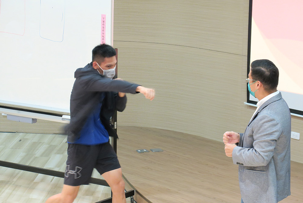 石震宇邀請拳擊隊選手上台，示範熟悉的動作，縮短大家的距離